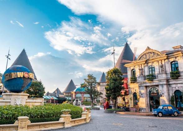 Ba Na Hills Full-Day Adventure – Golden Bridge & Fantasy Park Experience with Ánh Việt Travel